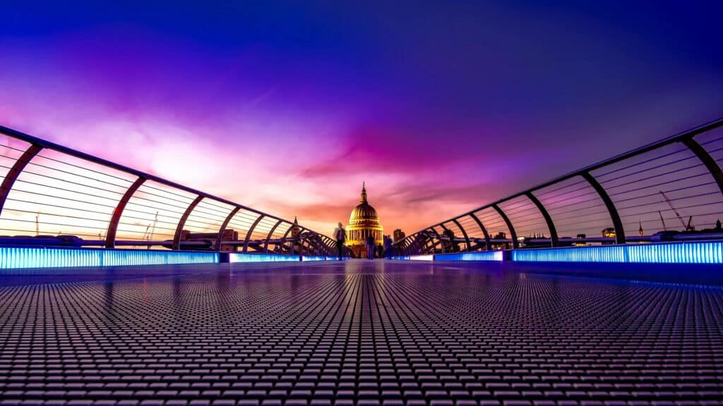 Londra non è solo turismo è anche occasione di studio, carriera, business o una esperienza creativa.